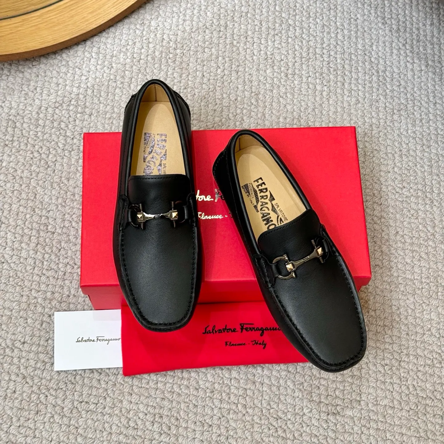 Men's men's shoes 💰420 (Yangli) Ferragamo 〰Ferragamo 2⃣️0⃣️2⃣️5️⃣ New series 👊🏻 Upper 🇮🇹 Italian imported calfskin, original outsole molding. Water-dyed sheepskin lining. The identity of every successful man is set off, and the upper and lower shoes are elegant and stable🚶🏻🚶🏻The high-end custom counter original replica is an eternal classic🔍️Number of codes: 38-46 with counter packaging